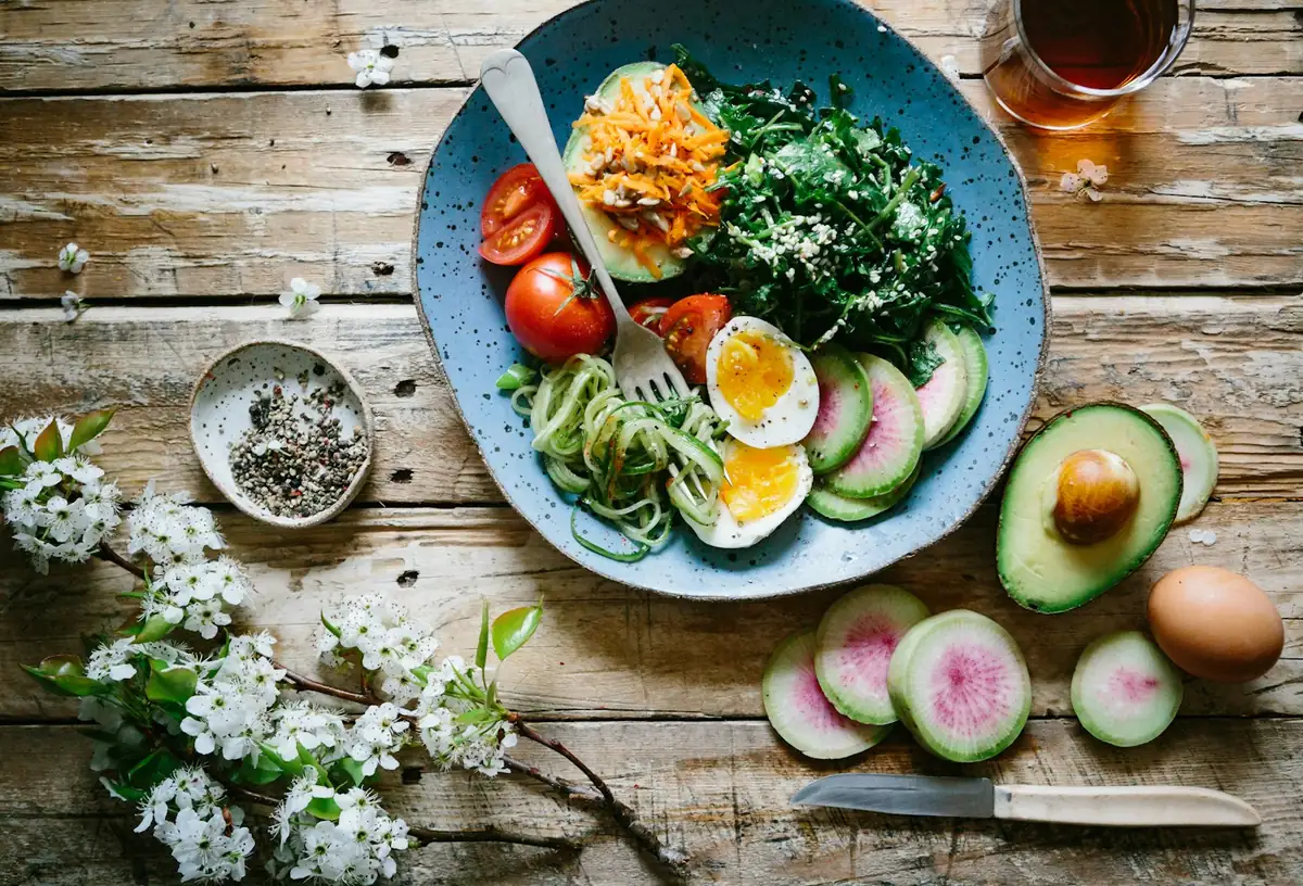 Salat mit Ei, Avocado, Radieschen und Blattgemüse als alltagstaugliche Low-Carb-Idee